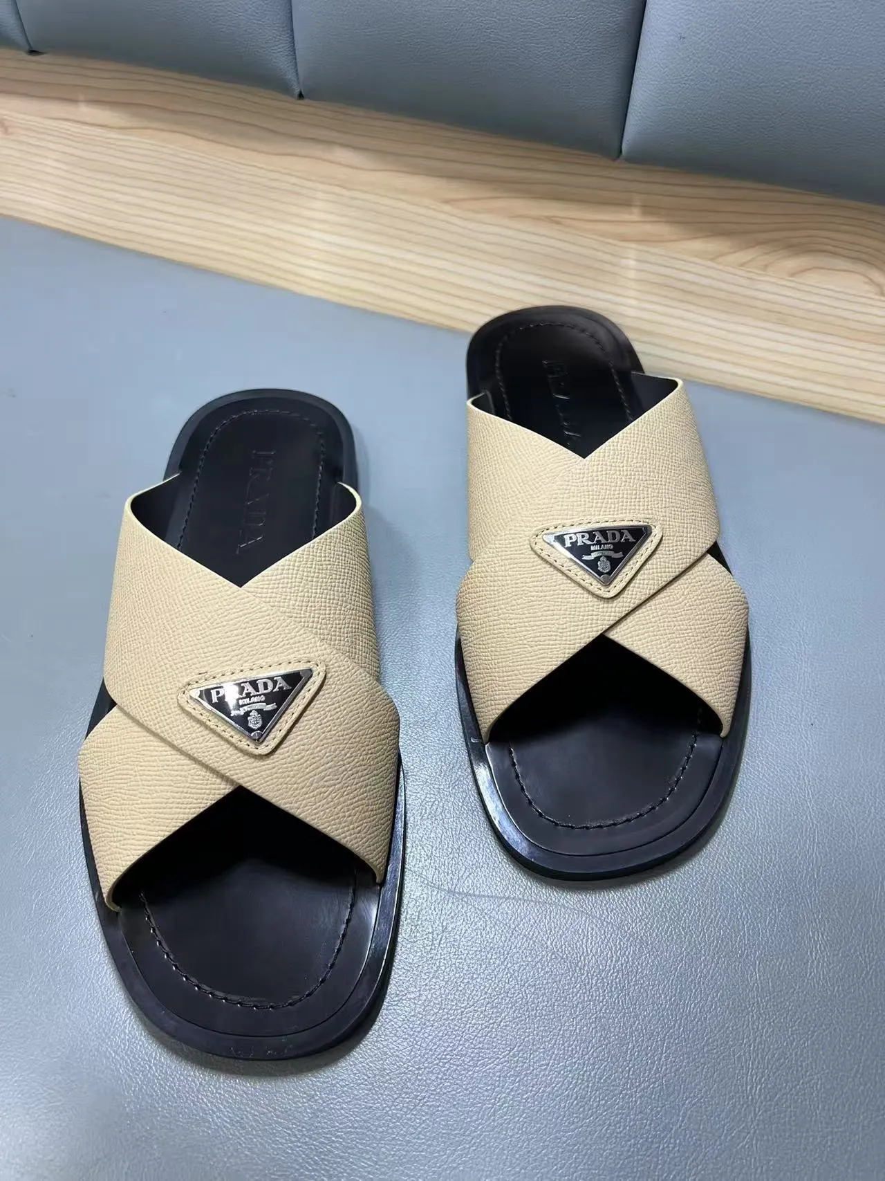 340💰PRADA Prada’s latest slippers are synchronized with the official website. This slipper is made of the brand’s unique and iconic Saffiano leather. The brand logo jumps out from the double straps, and the brand style is clearly visible. Cowhide gives men elegant charm and functional design, making it an ideal choice for vacation and leisure. Size:38-45